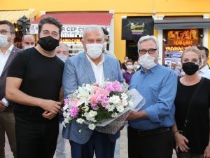 Ünlü oyuncularla fotoğraf çektiren muhtarın testi pozitif çıktı