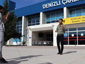 Öğrencilerin iyi anlaması için konuları yerinde anlatıyor