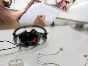 Online eğitimde kulaklıklara dikkat