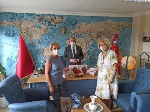 Çeşme’de iki ayrı gönüllü grubundan milli eğitime tablet bağışı