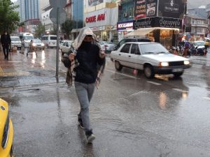 Yağmurdan masa örtüsüyle korundu