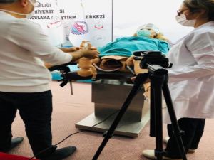 Ebelik öğrencilerine simülasyon eşliğinde sanal sınıf akademisi