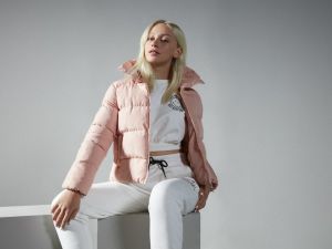 Sonbahar serinliğine sıcaklık ve tarz katacak montlar raflarda yerini aldı