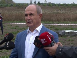 Başkan Akgün, uçağın düştüğü alanda incelemelerde bulundu