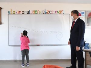 Bakan Selçuk mezun olduğu köy okulunda öğretmenlere seslendi