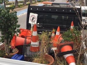 Marmaris’te araç parkını engelleyen malzemeler kaldırıldı