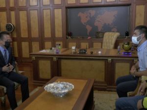 Tuzla Belediye Başkanı’ndan örnek davranış gösteren o minibüs şoförüne plaket