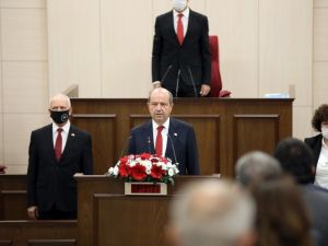 Ersin Tatar, yemin ederek göreve başladı