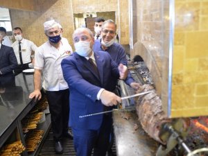 Bakan Varank cağ kebabı kesti