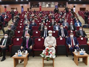 “Bilgi ve Hikmet Işığında İyi İnsan Yetiştirme İdealimiz” konferansı