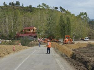 Gediz-Altıntaş yolu genişletme çalışmaları sürüyor
