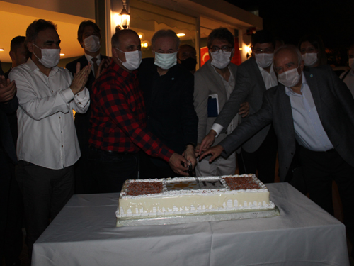 İYİ Partililer 3’üncü kuruluş yılını pasta keserek kutladı