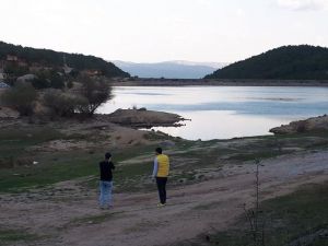 Tahtalı Yaylası bungalov evleri, göledi ve ormanıyla eşsiz bir manzara sunuyor