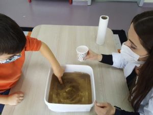 Sosyal mesafeli yaşamı etkinliklerle öğreniyorlar