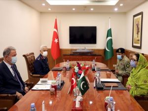 Bakan Akar, Pakistanlı mevkidaşı Khan ile bir araya geldi