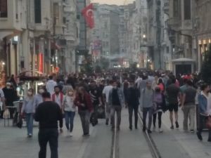 İstiklal Caddesi’nde hafta sonu yoğunluğu