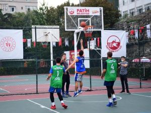 3x3 basketbol turnuvasında dereceye giren takımlar ödüllerine kavuştu