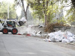 Konak’ta 7/24 molozla mücadele