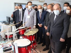 Bakan Varank, geleceğin mühendislerinin projelerini inceledi