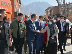 Bakan Kasapoğlu: “Yarınların yıldızlarını yetiştirecek bir Hakkari ile dünyaya terörden, kandan beslenenlere de aynı şekilde bir mesajın da buradan verileceğine inanıyoruz”