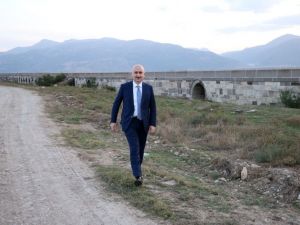 Bakan Karaismailoğlu, Afyonkarahisar’da tarihi köprüyü inceledi
