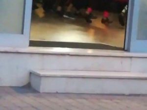 Kadıköy’de omuz omuza korona virüs dansı