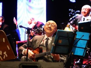 Sultanbeyli’de kültür sanat sezonu Özdemir Erdoğan konseri ile başladı