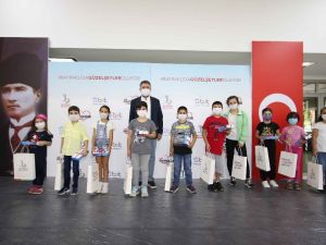 Bayraklı’da öğrencilere tablet dağıtımına başlandı