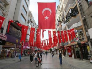 Konak, 29 Ekim Cumhuriyet Bayramı için süslendi