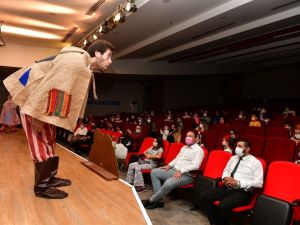 Çiğli Belediyesinden "sosyal mesafeli" tiyatro