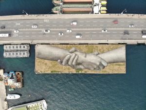 Fransız sanatçının "yardımlaşma zinciri" Haliç’te