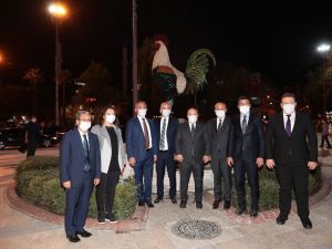 Sanayi ve Teknoloji Bakanı Varank, Denizli horozu önünde poz verdi