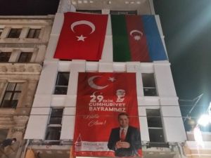 Taksim’de 29 Ekim Cumhuriyet Bayramı öncesi Türk ve Azerbaycan bayrakları asıldı