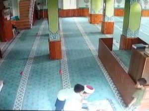 Camiye giren çocukların imam ile oyunu yürekleri ısıttı