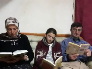 Köy okulu öğrencilerinden “Ailem ile kitap okuyorum” projesi