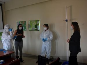 Sağlık çalışanlarını ziyaret etti