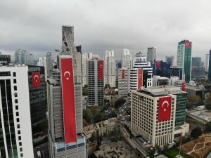 Maslak’ta gökdelenlere dev Türk bayrakları asıldı
