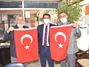 Başkan Çelik vatandaşlara Türk bayrağı dağıttı
