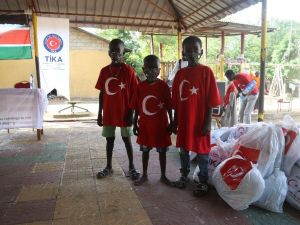 TİKA’dan Güney Sudanlı çocuklara malzeme yardımı