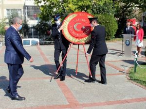 Salihli’de Cumhuriyet Bayramı kutlamaları çelenk sunumuyla başladı