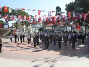 Kuyucak’ta Atatürk anıtına çelenk sunuldu