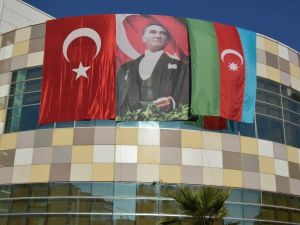 Kardeş ülke Azerbaycan’a Cumhuriyet Bayramında bayraklı destek