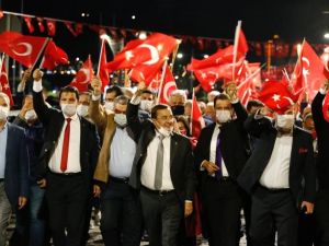 İzmir’de Cumhuriyet’in 97. yılında meşaleli yürüyüş