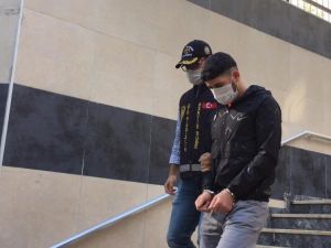 Oto hırsızları çaldıkları arabayı benzin istasyonuna kadar itti