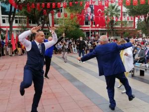 Kaymakam ve belediye başkanı 29 Ekim töreninde zeybek oynadı