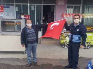 Çal’da Belediyesi 2 bin adet Türk bayrağı dağıttı