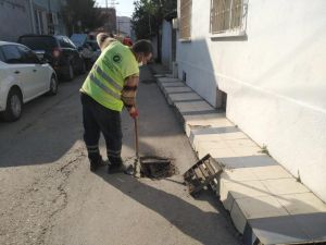 Akhisar’da yağmur suyu ızgaraları temizleniyor