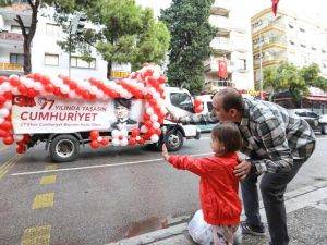 İzmir’de Cumhuriyet coşkusu her ilçeyi sardı