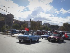Başkent’te klasik otomobillerden “Cumhuriyet Bayramı” konvoyu