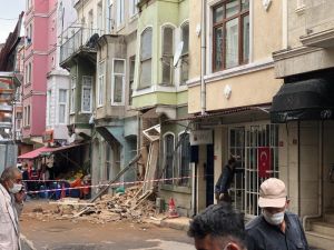 Şiddetli yağmur sonrası 2 katlı metruk binanın bir kısmı çöktü